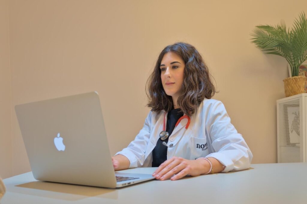 Dra. Cristina Novo (Col. 181811771), especialista responsable de la unidad de Endocrinología en Granada de Novo Clinique.